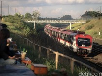 Saat Senja dan Kereta Berpadu dengan Sempurna di Jembatan Jogja