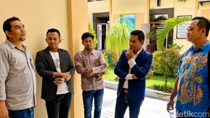 Sulaisi (Jas Dongker) kuasa hukum pelapor saat berada di PN Pamekasan