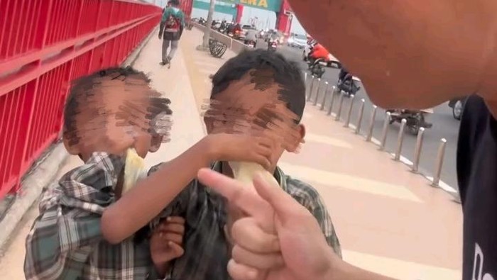 Tangkap layar video dua bocah mengisap lem di Jembatan Ampera