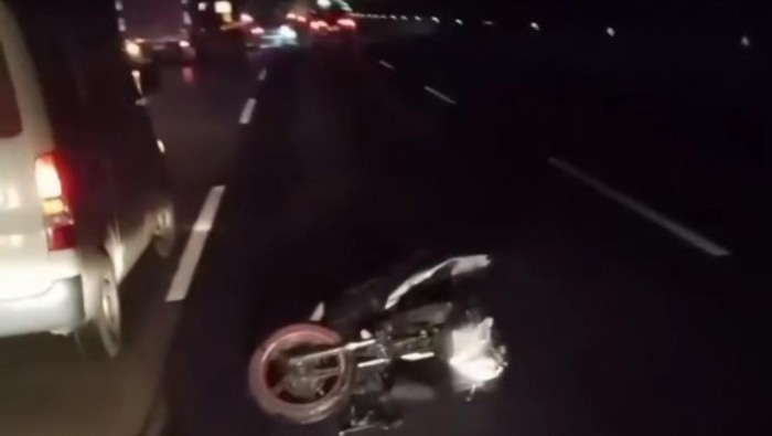 tangkapan layar motor matik yang masuk tol purbaleunyi lalu ditabrak truk