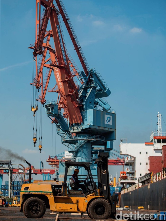 Petugas menurunkan muatan dari kapal di Pelabuhan Tanjung Priok Nonpetikemas, Jakarta, Selasa (26/5/2026).