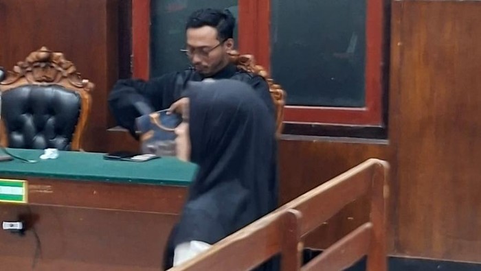 Terapis spa di Surabaya, Nur Hasannah usai menjalani sidang di PN Surabaya