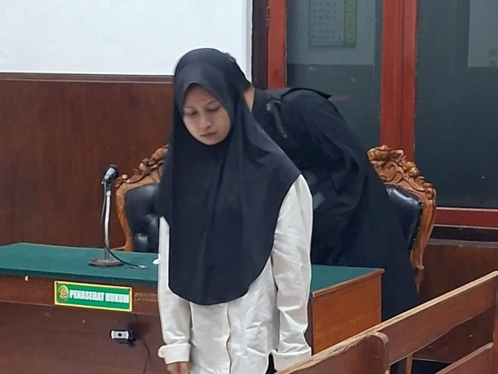 Terapis spa di Surabaya, Nur Hasannah usai menjalani sidang di PN Surabaya