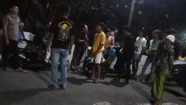 Teror pocong terjadi di Kota Probolinggo, warga mengejar sosok ini sampai ke Jalan Lingkar Utara. Teror pocong terjadi di Kota Probolinggo, warga mengejar sosok ini sampai ke Jalan Lingkar Utara.