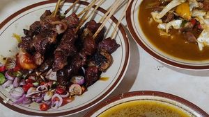 Video: Warung Sederhana Sate Keroncong, Sate Kambing Legend Jakarta Timur!