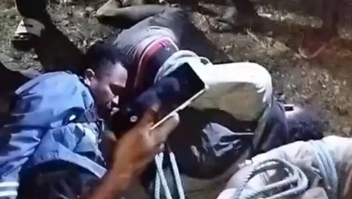 Tiga pria diikat lalu ditarik melewati jalan raya di Desa Fafinesu B, Kecamatan Insana Fafinesu, Kabupaten TTU, NTT, Minggu (24/5/2026). (Foto: Tangkapan layar video viral)