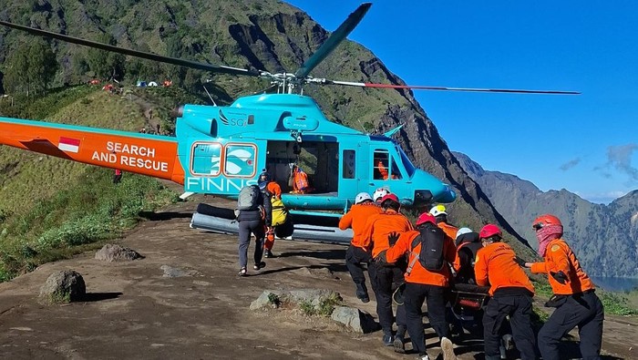 Tim SAR Mataram mengevakuasi turis Malaysia yang jatuh di Gunung Rinjani ke atas helikopter lalu diterbangkan ke Bali,  Selasa pagi (26/5/2026). (Dok. SAR Mataram)