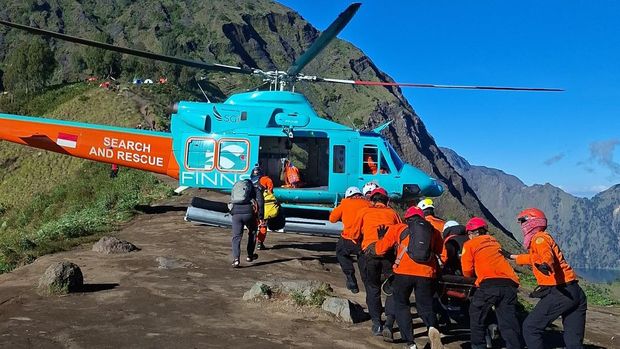 Tim SAR Mataram mengevakuasi turis Malaysia yang jatuh di Gunung Rinjani ke atas helikopter lalu diterbangkan ke Bali, Selasa pagi (26/5/2026). (Dok. SAR Mataram) Tim SAR Mataram mengevakuasi turis Malaysia yang jatuh di Gunung Rinjani ke atas helikopter lalu diterbangkan ke Bali, Selasa pagi (26/5/2026). (Dok. SAR Mataram)