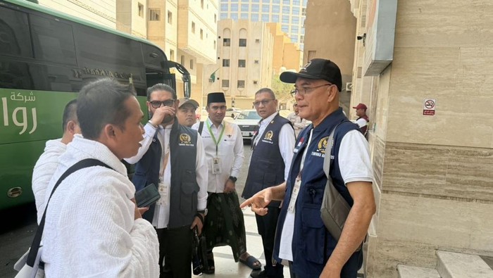 Ketua Komisi VIII DPR RI Marwan Dasopang (topi hitam) yang juga anggota Tim Pengawas Haji DPR (Timwas Haji DPR).