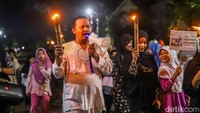 Cahaya obor menerangi jalanan Perumahan Vinewood Babelan, Kabupaten Bekasi, Jawa Barat, Selasa (26/5/2026) malam. Sejumlah warga dari berbagai usia mengikuti pawai obor keliling lingkungan untuk menyambut Hari Raya Idul Adha 1447 Hijriah yang jatuh pada Rabu, 27 Mei 2026. Suasana hangat dan penuh kebersamaan terasa di sepanjang rute pawai.