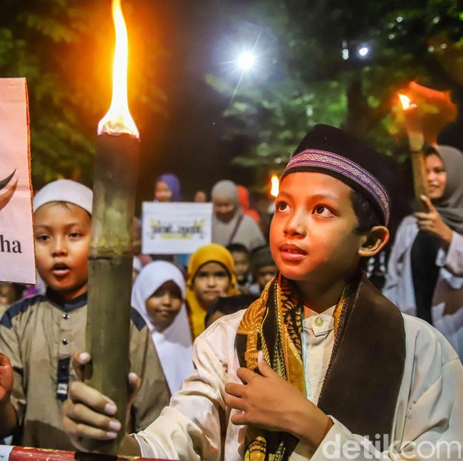 Tradisi Pawai Obor Warnai Malam Idul Adha