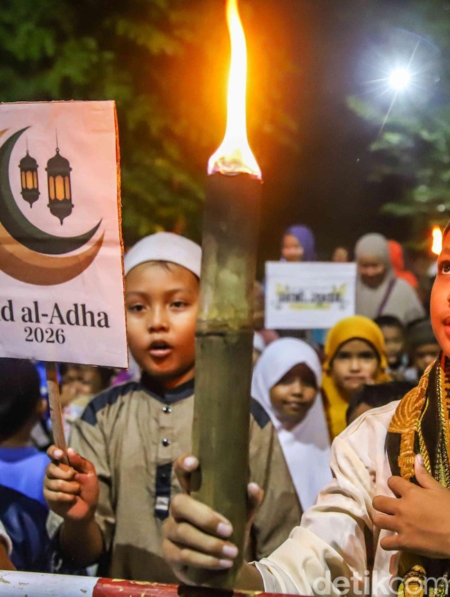 Tradisi Pawai Obor Warnai Malam Idul Adha
