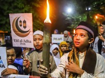 Tradisi Pawai Obor Warnai Malam Idul Adha