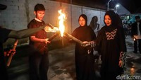 Menjelang Idul Adha, sejumlah warga juga mulai mempersiapkan pelaksanaan penyembelihan hewan kurban yang akan dilakukan keesokan harinya. Kehadiran pawai obor menjadi simbol suka cita sekaligus pengingat nilai pengorbanan dan keikhlasan yang menjadi makna utama Hari Raya Idul Adha.