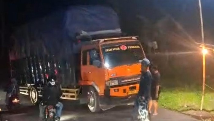 Truk over dimensi dan over load melintas di jalan Tasikmalaya