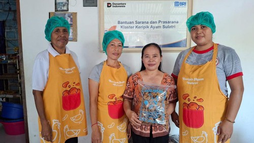 Pendiri Keripik Ayam Biru, Ni Luh Sri Wahyuningsih, beserta tiga anggotanya di Denpasar, beberapa waktu lalu.