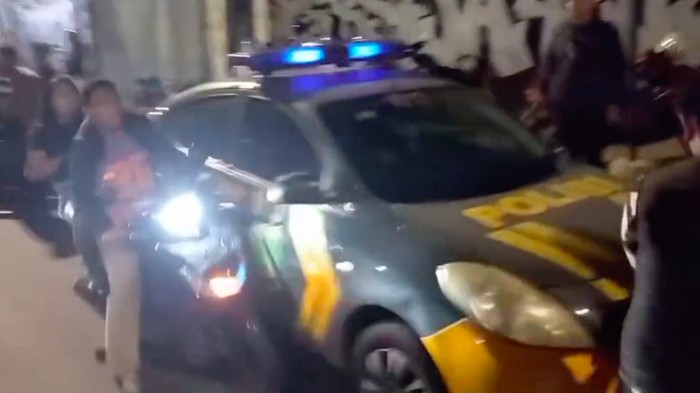 Video pria dan wanita berboncengan sepeda motor menabrak polisi razia ramai beredar di medsos. Sejoli itu tetap melaju kencang saat ada razia polisi. (dok IG @polisigambir)