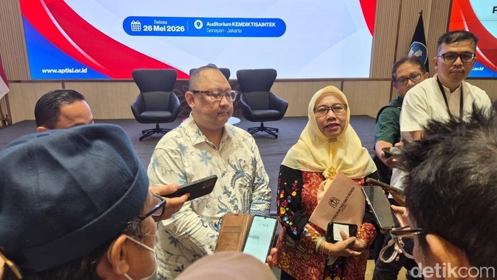Wakil Ketua APTISI, Paristiyanti Nurwadani (kanan) dan Direktur PT SURGE, Andi L Bharata (kiri) ungkap PTS akan dapat bantuan internet gratis.