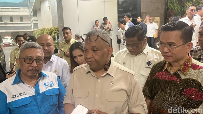 Wakil Menteri Ketenagakerjaan Afriansyah Noor melakukan mediasi dengan manajemen dan juga pegawai Indomaret yang demo soal uang lembur.