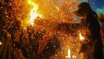 Warga Jepara Saling Serang Api dalam Tradisi Perang Obor