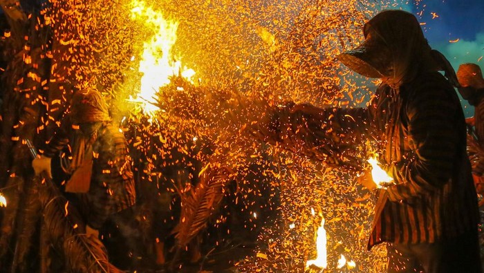 Peserta saling serang menggunakan obor saat tradisi perang obor di Desa Tegalsambi, Tahunan, Kabupaten Jepara, Jawa Tengah, Senin (25/5/2026). Tradisi perang obor yang dilaksanakan setiap satu tahun sekali itu merupakan puncak dari sedekah bumi desa setempat dan juga sebagai bentuk rasa syukur warga kepada Tuhan Yang Maha Esa atas limpahan rezeki, keselamatan dan kesehatan. ANTARA FOTO/Nirza