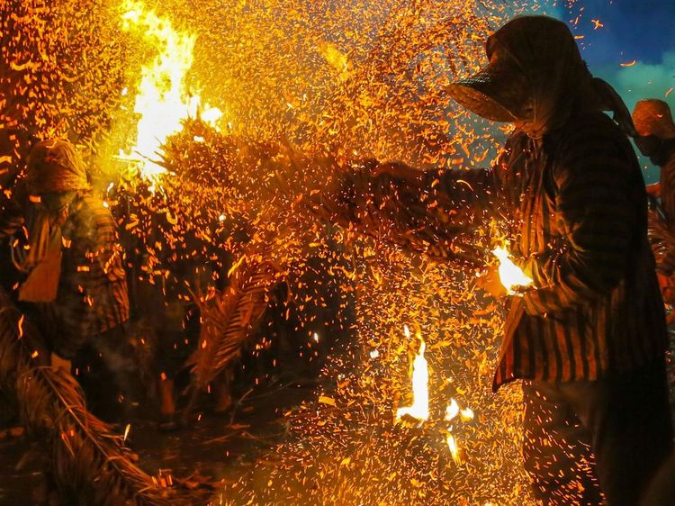 Warga Jepara Saling Serang Api dalam Tradisi Perang Obor