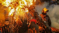 Tradisi perang obor menjadi puncak rangkaian sedekah bumi yang rutin dilaksanakan masyarakat Desa Tegalsambi setiap tahun. Ritual budaya warisan leluhur itu digelar sebagai bentuk rasa syukur kepada Tuhan Yang Maha Esa atas limpahan rezeki, kesehatan, serta keselamatan yang diberikan kepada warga desa. ANTARA FOTO/Nirza