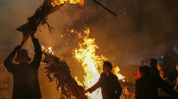 Peserta saling serang menggunakan obor saat tradisi perang obor di Desa Tegalsambi, Tahunan, Kabupaten Jepara, Jawa Tengah, Senin (25/5/2026). Tradisi perang obor yang dilaksanakan setiap satu tahun sekali itu merupakan puncak dari sedekah bumi desa setempat dan juga sebagai bentuk rasa syukur warga kepada Tuhan Yang Maha Esa atas limpahan rezeki, keselamatan dan kesehatan. ANTARA FOTO/Nirza