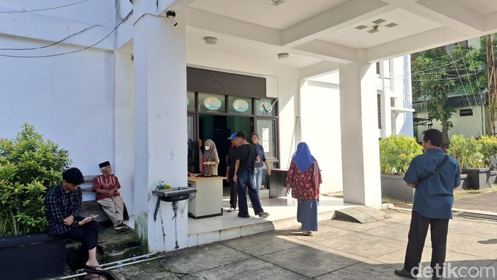 Warga mengurus dokumen kependudukan di Kecamatan Cibinong, Bogor.