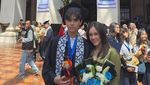 Wulan Guritno Bawa Bunga Spesial Kado Jeremiah Dimitri Lulus SMP
