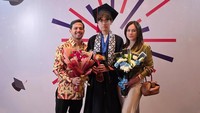 Potret kebersamaan Wulan Guritno dengan mantan suami, Adilla Dimitri, saat momen wisuda Jeremiah. (Foto: dok Instagram wulanguritno)
