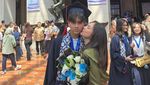 Wulan Guritno Bawa Bunga Spesial Kado Jeremiah Dimitri Lulus SMP