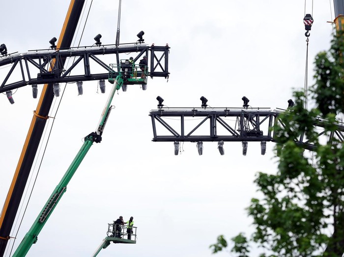 WASHINGTON, DC - MAY 26: Construction continues for the upcoming UFC match on the South Lawn of the White House on May 26, 2026 in Washington, DC. President Donald Trump is hosting a UFC match on the White House grounds in honor of the 250th anniversary of the United States. (Photo by Kevin Dietsch/Getty Images)