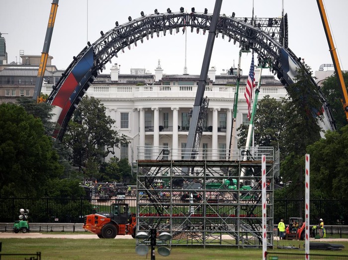 WASHINGTON, DC - MAY 26: Construction continues for the upcoming UFC match on the South Lawn of the White House on May 26, 2026 in Washington, DC. President Donald Trump is hosting a UFC match on the White House grounds in honor of the 250th anniversary of the United States. (Photo by Kevin Dietsch/Getty Images)