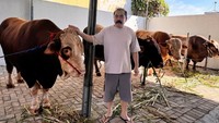 Inul Daratista dan suami, Adam Suseno, berkurban sapi. Bukan karena sombong kebanyakan duit, tapi lebih kepada sebagai umat yang taat kepada Allah SWT sebagai umat yang dimampukan, tulisnya dilihat di Instagram, Rabu (27/5/2026). (Foto: dok Instagram inul.d)