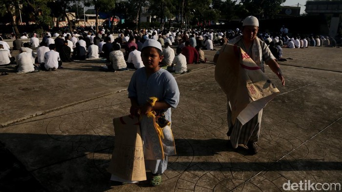 Ribuan jemaah memadati Alun-alun Pamulang, Tangerang Selatan, Banten, Rabu (27/5/2026), untuk melaksanakan Salat Iduladha 1447 Hijriah yang berlangsung khidmat sejak pagi hari.