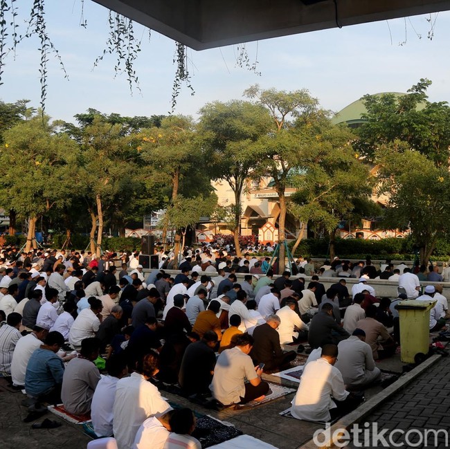 Alun-alun Pamulang Dipenuhi Jemaah Salat Iduladha