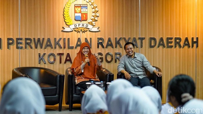 Anggota Komisi IV Dewan Perwakilan Rakyat Daerah (DPRD) Kota Bogor, Mulyani, menerima kunjungan dan audiensi dari pengurus Palang Merah Remaja (PMR) SMK Negeri 2 Kota Bogor.