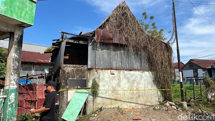 Aparat memasang garis polisi di rumah kosong lokasi siswi SD di Makassar ditemukan tewas tanpa busana. Sahrul Alim/detiksulsel