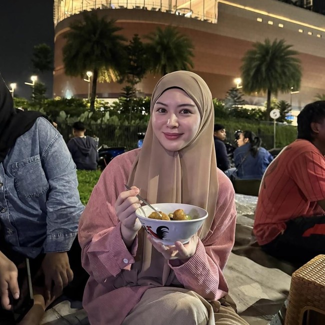 Melokal! Ayana Moon Cicip Mie Titi Makassar hingga Pempek Palembang