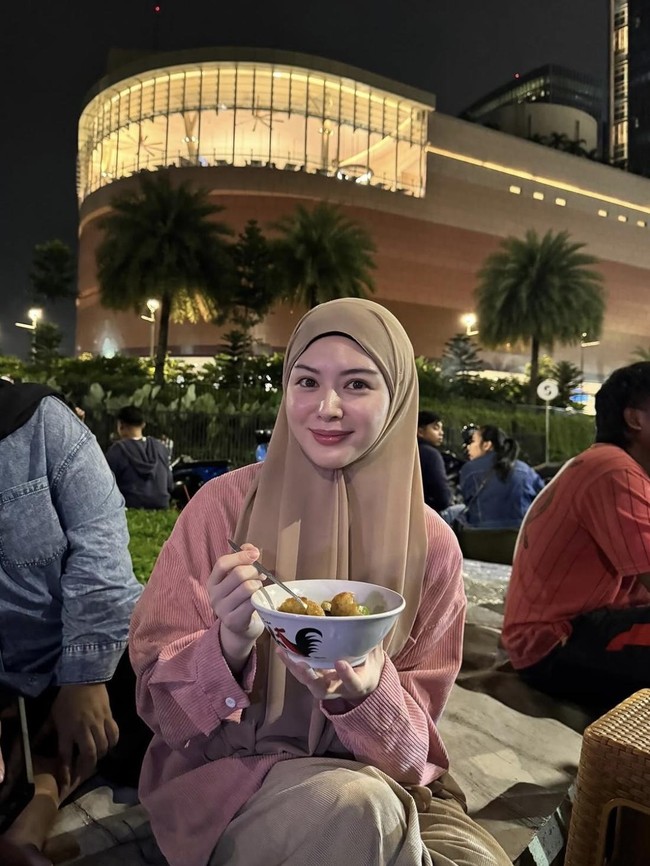 Melokal! Ayana Moon Cicip Mie Titi Makassar hingga Pempek Palembang
