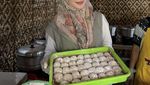 Melokal! Ayana Moon Cicip Mie Titi Makassar hingga Pempek Palembang