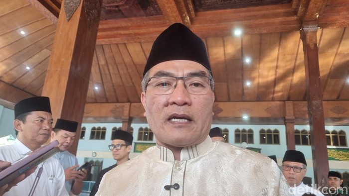 Bupati Bantul, Abdul Halim Muslih saat memberikan keterangan di Masjid Agung Manunggal Bantul, Rabu (27/5/2026).