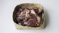 Perhatikan jika mendapatkan jatah daging kurban yang warnanya sudah mulai pucat. Pikir ulang untuk mengolahnya kalau daging yang didapat sudah berwarna cokelat kehitaman, karena menandakan daging mulai membusuk. Foto: iStock