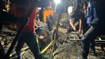 Damkar Evakuasi Sapi Kurban Nyemplung Septic Tank di Mojokerto