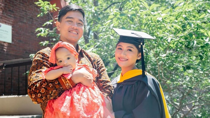 Erina Gudono Senang Bawa Bingah ke Kota Kelahiran-Temani Wisuda