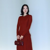 Kim Go Eun kembali ke show Chanel sebagai perwakilan rumah mode Prancis tersebut. Tampil memancarkan keanggunan memakai gaun panjang berwarna red wine, beraksen detail lipit yang terlihat bergelombang saat berjalan. Bintang Yumi’s Cells 3 itu memadukannya dengan hand bag senada. Foto: Getty Images