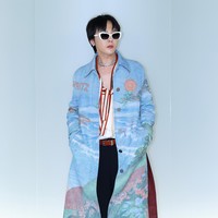 Gaya G-Dragon BIGBANG tak kalah mencuri perhatian. Bak artwork berjalan, ia mengenakan coat panjang yang menggambarkan keindahan Biarritz, lokasi gelaran Chanel Cruise 2026 show. Idol yang mendapat pengakuan sebagai fashion icon itu juga memakai kacamata serasi dengan sepatunya. Foto: Getty Images