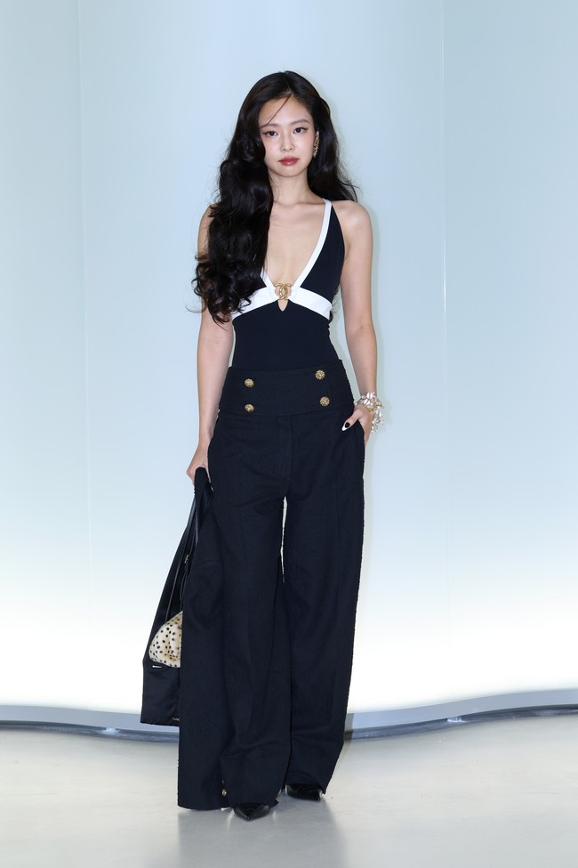 Jennie BLACKPINK tampil chic dan seksi saat menghadiri Chanel Metiers d’art 2026 show yang diadakan di Seoul. Pelantun Dracula itu mengenakan atasan hitam berkerah rendah dengan celana high-waisted senada. Penampilannya dilengkapi perhiasan bernuansa gold. Foto: Getty Images