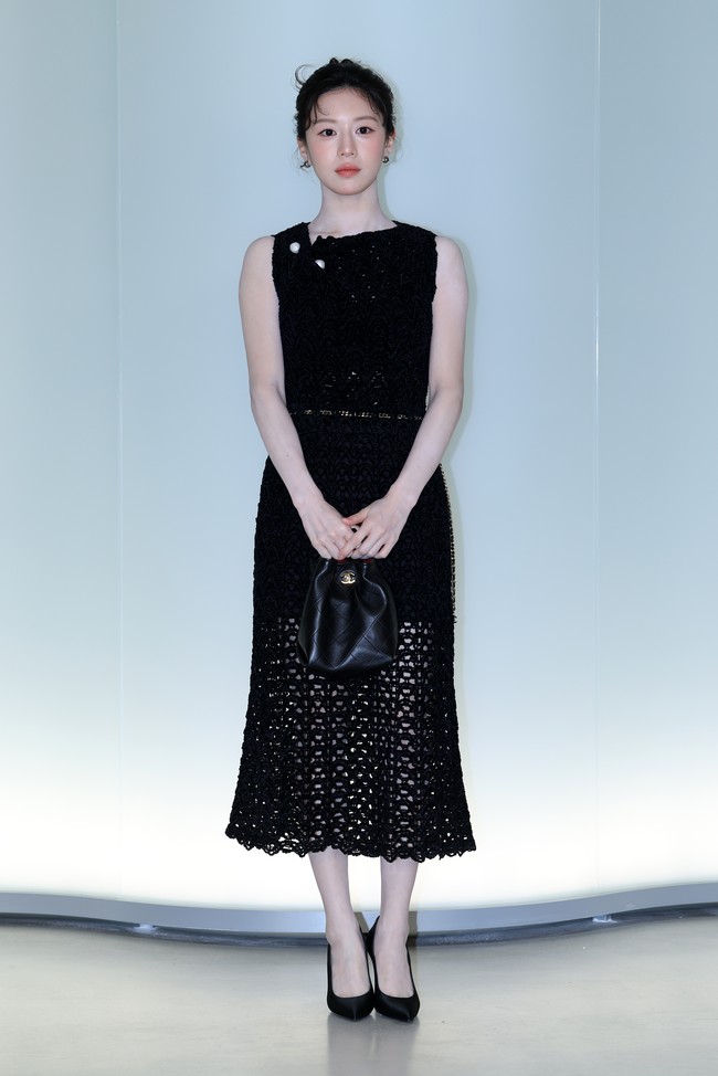 Di tengah proses syuting drama Korea Moving 2, Go Youn Jung turut menunjukkan eksistensinya sebagai brand ambassador Chanel. Ia hadir mengenakan gaun rajutan berwarna hitam dengan heels senada. Fans menyadari ia mengganti model rambutnya semula ponytail, lalu dibuat model updo di show kedua. Foto: Getty Images